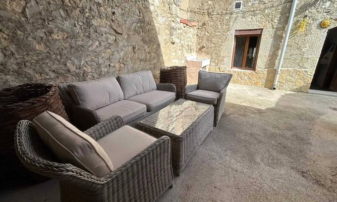 Valdeande Casa | Homerez - Casa Espaciosa en Valdeande con Jardín