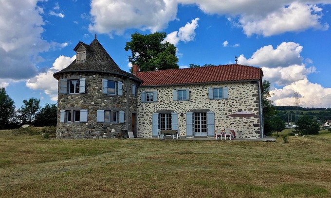 Aurillac Casa | Homerez - Casa espaciosa con vista a la montaña en Naucelles
