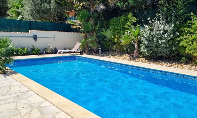 Cap d'Agde Villa | Homerez - Villa espaciosa en Agde con piscina y jardín.