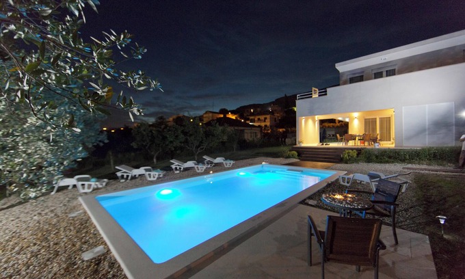 Solin Villa | Homerez - Villa espaciosa en Solin, piscina privada