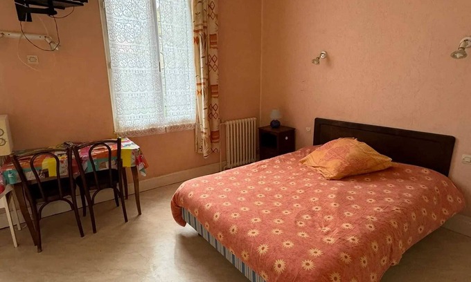 Neris-les-Bains Apartamento | Homerez - Estudio en Néris-les-Bains
