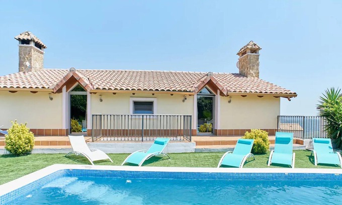 Olivella Villa | Homerez - Villa a 10 km de la playa para 12 pers. con piscina, jacuzzi y jardín