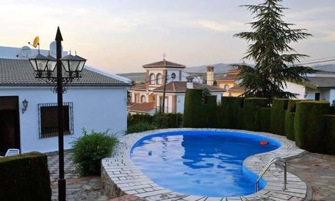 Barrio de la Vega Villa | Homerez - Espaciosa villa para 8 pers. con piscina, jardín y terraza en Monachil
