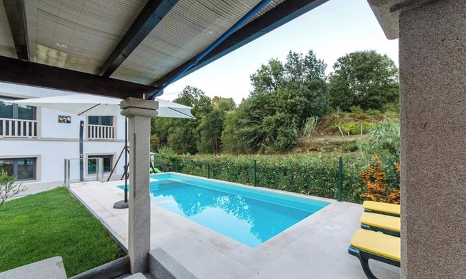 Melgaco Villa | Homerez - Villa en Cividade + piscina privada