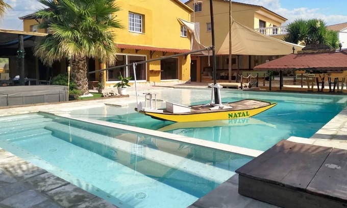 Rubi Villa | Homerez - Villa en Rubí con piscina