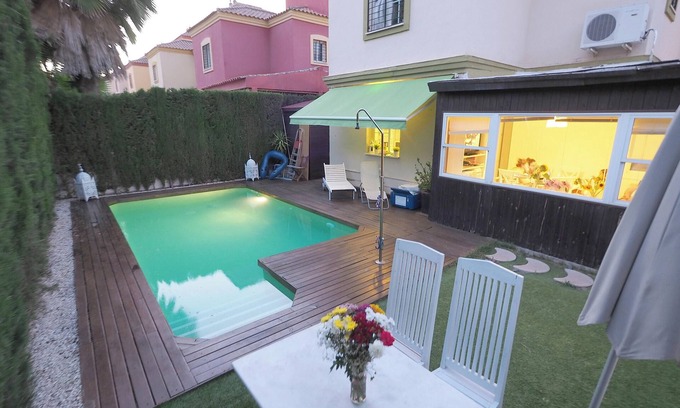 Tomares Villa | Homerez - Villa en Tomares, jardín