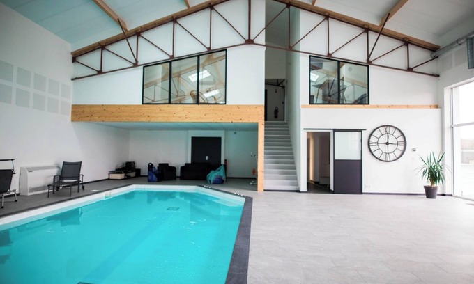 Dollon Villa | Homerez - Villa cerca de Le Mans, piscina interior