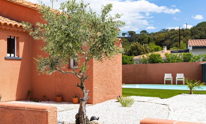 Les Cluses Villa | Homerez - Villa, frontera española