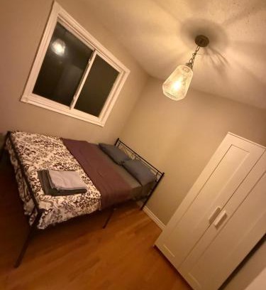 Kitchener Casa | Homestay at Heart Of Kitchener-Free Wifi & Parking
