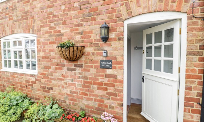 Halford Cabaña | HOMESTEAD COTTAGE, with a garden in Halford