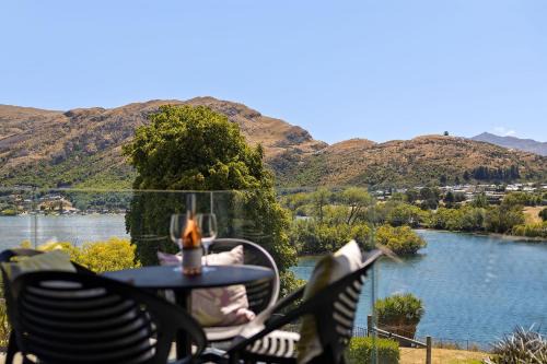 Kelvin Heights Casa | Homestead Retreat - 2 Bedroom - Lake View