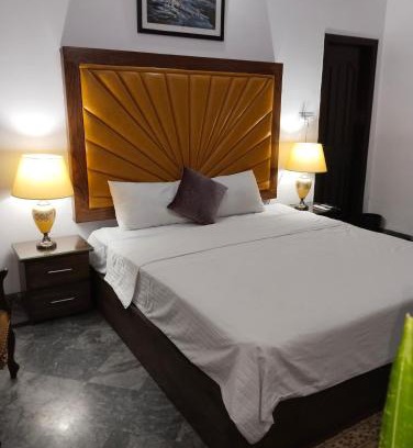 Lahore Cama Y Desayuno | Homewood Suites Family Guest House & Apartments