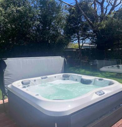 Cowes Casa | Homey Beach Cottage with Spa, walk to beach