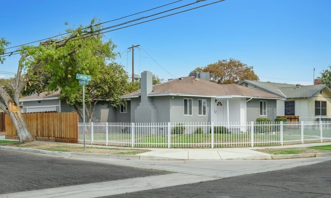 Fresno Casa | Homey, Clean & Convenient for Vacation or Business