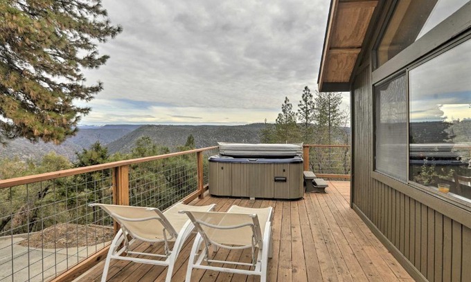 Colfax Apartamento | Homey Colfax Getaway with Private Hot Tub!