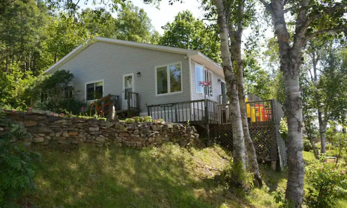 Boularderie Cabaña | Homey cottage on Great Bras d'Or Lake.