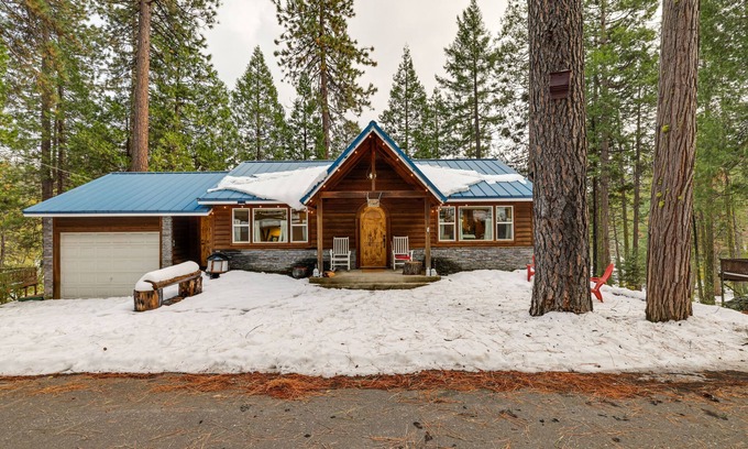 Long Barn Cabina | Homey Long Barn Cabin w/ Deck & Fire Pit!