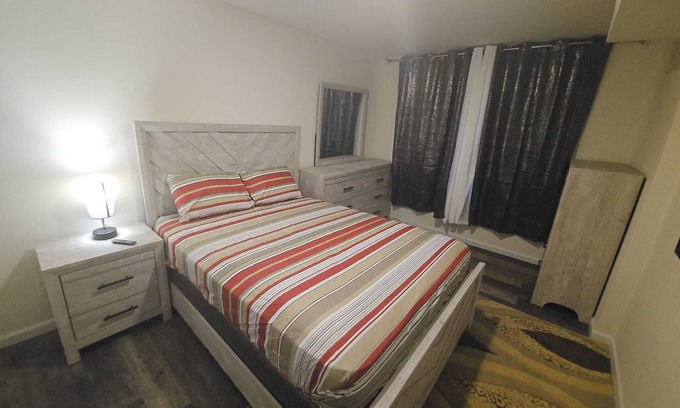 Newark Apartamento | Homey one bedroom apartment with a large living room.