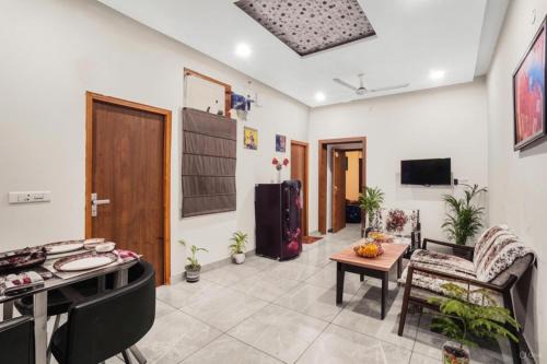 Dilshad Garden Apartamento | Homlee-Luxurious 2BHK-Dilshad Metro- Ground Floor