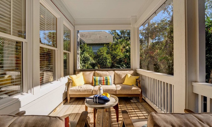 Bald Head Island Cabaña | Hondo's Hideaway is a beautiful three-bedroom cottage in prime location near market, shopping, and dining. Newly decorated. Temporary membership to Shoals Club and BHI Club available. Two 4-passenger golf carts, bicycles, and luxury amenities provide