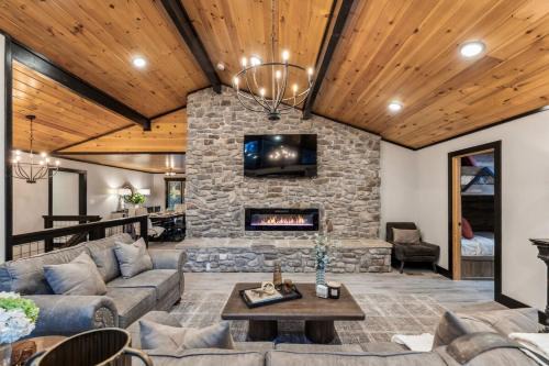 Caton Casa | Honeybear Hideaways - Luxurious Modern 7BR Cabin with Indoor Pool, Game Room, Hot Tub & Fireplace
