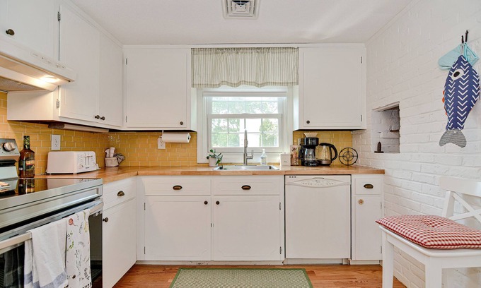 West Yarmouth Casa | Honeybee Cottage - Colonial Acres Beach
