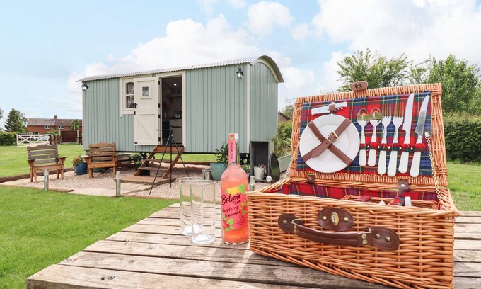 Woodhall Spa Cabaña | HONEYBEE LODGE, pet friendly, with a garden in Woodhall Spa
