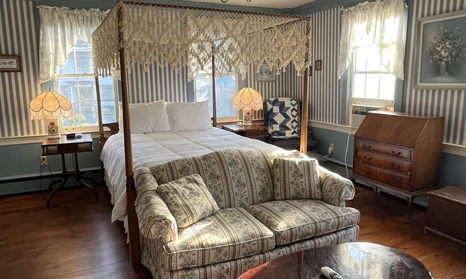 Chester Cama Y Desayuno | Honeymoon Suite with Jacuzzi Tub in Historic Inn