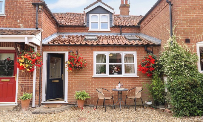 Swaffham Cabaña | HONEYSUCKLE COTTAGE, pet friendly, with open fire in Swaffham