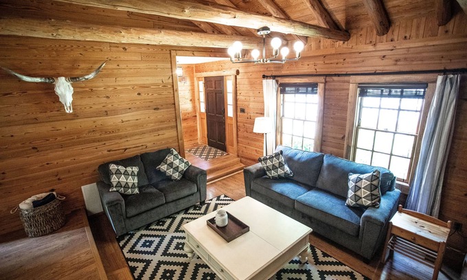 New Market Cabina | Honeysuckle Hideaway Cabin with hot tub and king bed! Family friendly.