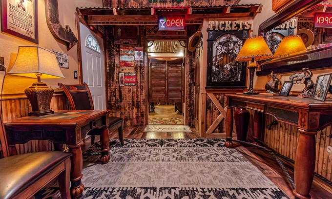 Long Valley Junction Cabina | Honky Tonk Cabin, Karaoke Bar & Stage 3bed/2bath, Hot Tub