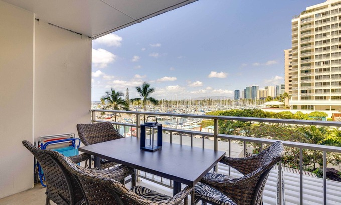 Waikiki Apartamento | Honolulu Studio w/ Ocean View: Parking Included!