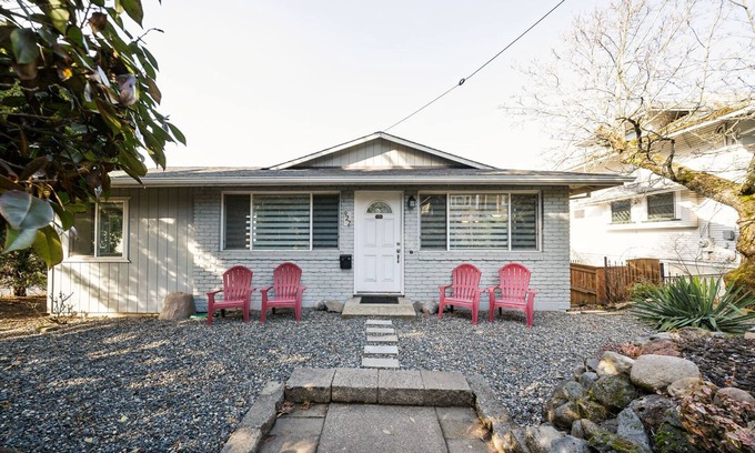 Hood River Casa | Hood Haven ~ Cozy 2-bedroom house in charming Downtown Hood River