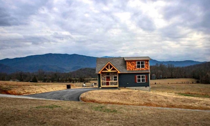 Cosby Cabina | Hoot Haus New Cabin-Mtn Views from Valley-Mesmerizing