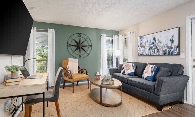 Hoover Apartamento | Hoover Oasis: 2BR Apartment with Pool & Gym