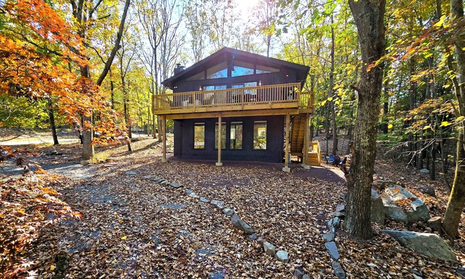 East Stroudsburg Chalet De Esquí | Hopskip Luxury Chalet Hot Tub Firepit Gas Grill Lawn Games Pool Lake