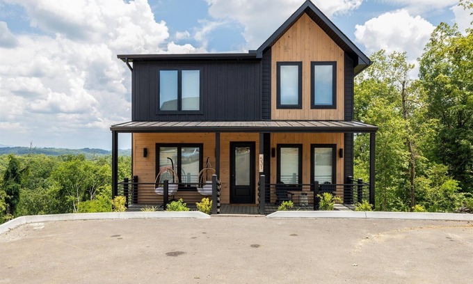 Sevierville Cabina | Horizons Ahead! New Luxury Home w/Theater & Private Pool by Beyond Expectations