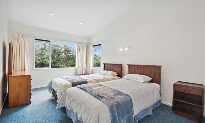 Waikanae Casa | Hornbill Nest - Waikanae Beach Holiday Home