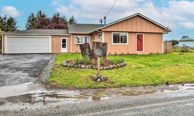 Crescent City Casa | Horse and Dog-Friendly Home Near Redwoods!