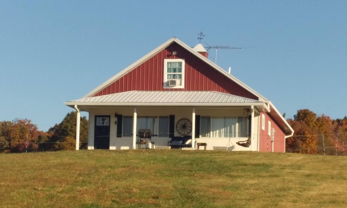 Greeneville Otro | Horse farm with stunning mountain views!