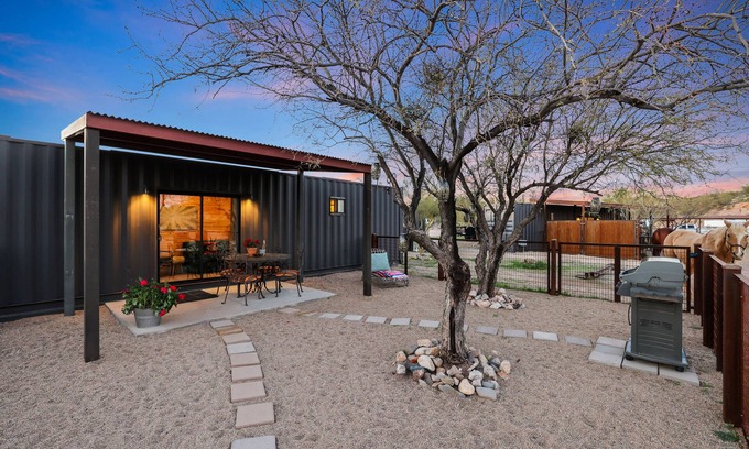 Wickenburg Casa | Horses and Dogs Welcome! Container Suite