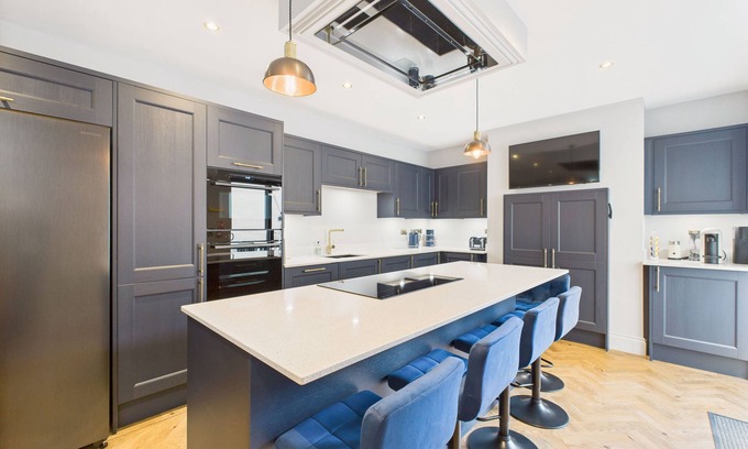 Redcar Casa | Host & Stay | Bellevue Luxe