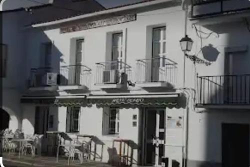 Cabeza la Vaca Casa | Hostal 2 estrellas -Restaurante Las Tres Encinas EN EL CENTRO DEL PUEBLO