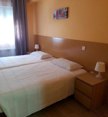 Torres de la Alameda Casa | Hostal La Pared
