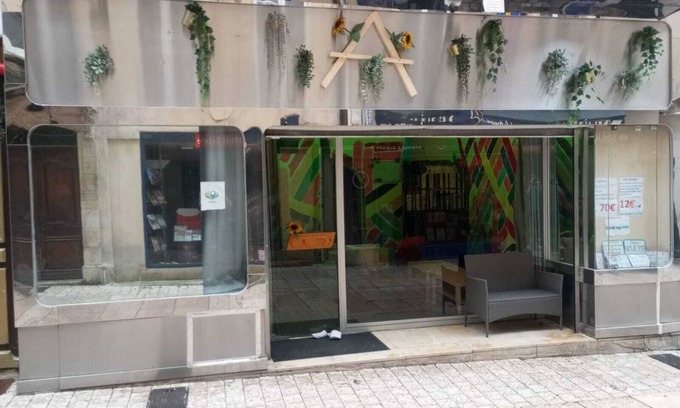 Bagnols-sur-Ceze Hotel | Hostel close to shops, fast food, bars, buses. Ideal for families
