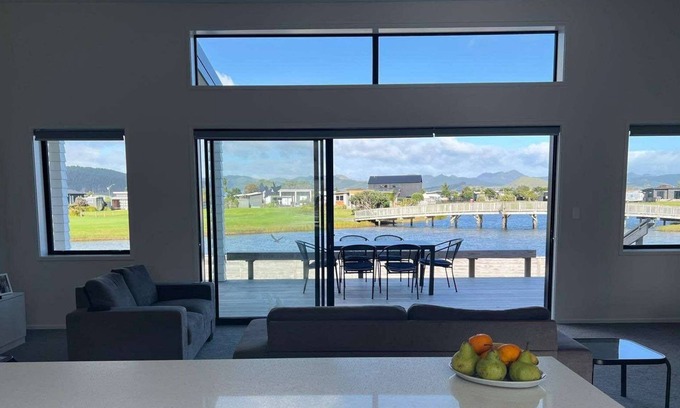 Matarangi Casa | Hosts on the Coast Lake View