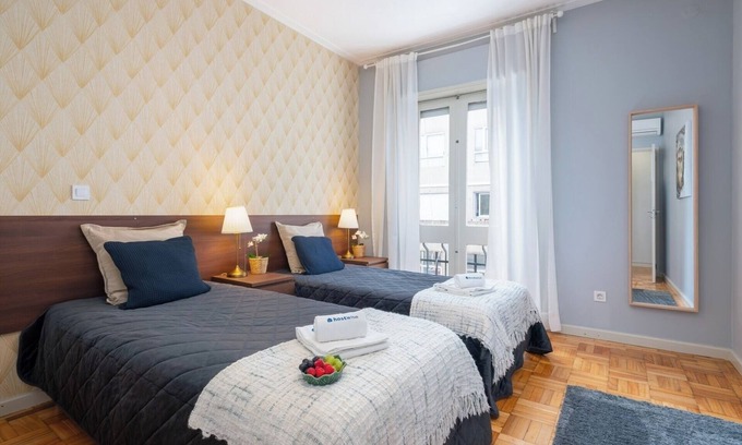 Lapa Apartamento | HostWise - Elegant Modern Flat w/ Balcony