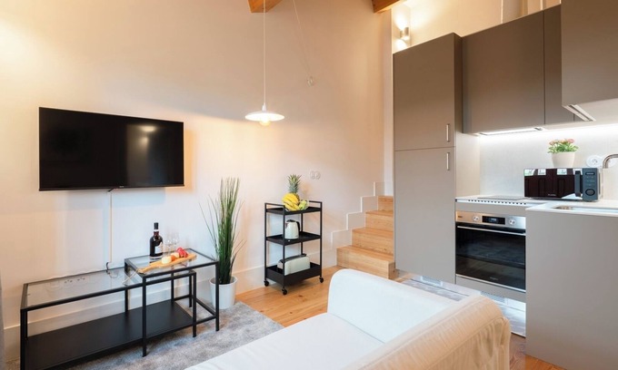 Guimaraes Apartamento | HostWise - Lovely Flat w/ Mezzanine