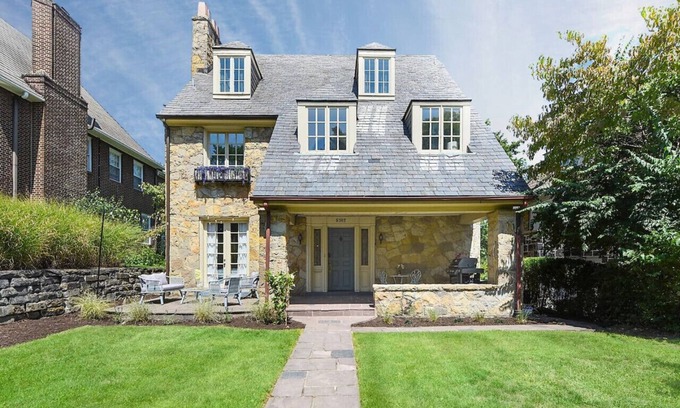 Squirrel Hill Casa | ★ HostWise Stays ★ Squirrel Hill Gem! Private Garage! Sleeps 10!
