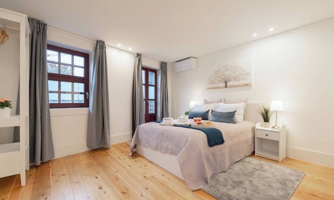 Guimaraes Apartamento | HostWise - Sunny Flat w/ Balcony